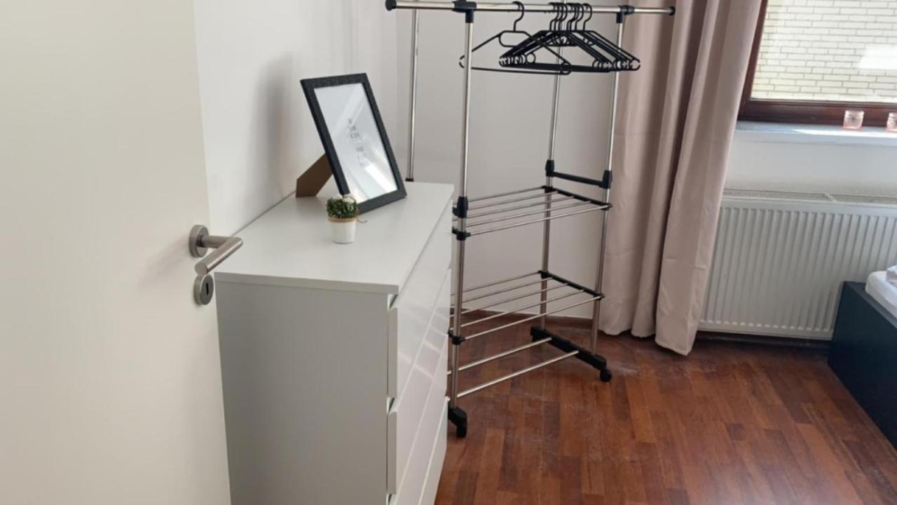 Zimmer In Wohnung Monteure Apartment Kuche Modern Enger ภายนอก รูปภาพ