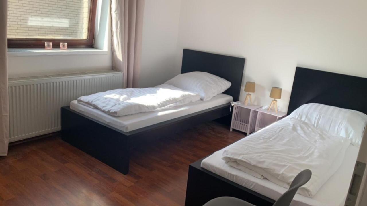 Zimmer In Wohnung Monteure Apartment Kuche Modern Enger ภายนอก รูปภาพ