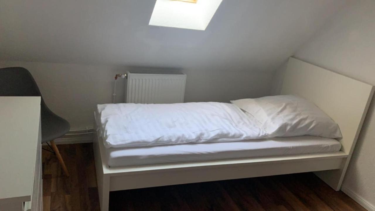 Zimmer In Wohnung Monteure Apartment Kuche Modern Enger ภายนอก รูปภาพ